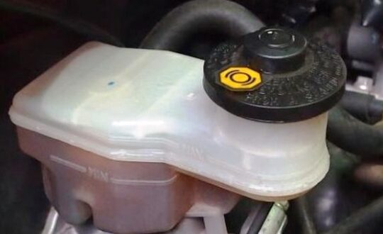 Langkah langkah Mengganti Minyak Rem Mobil Tanpa ke Bengkel