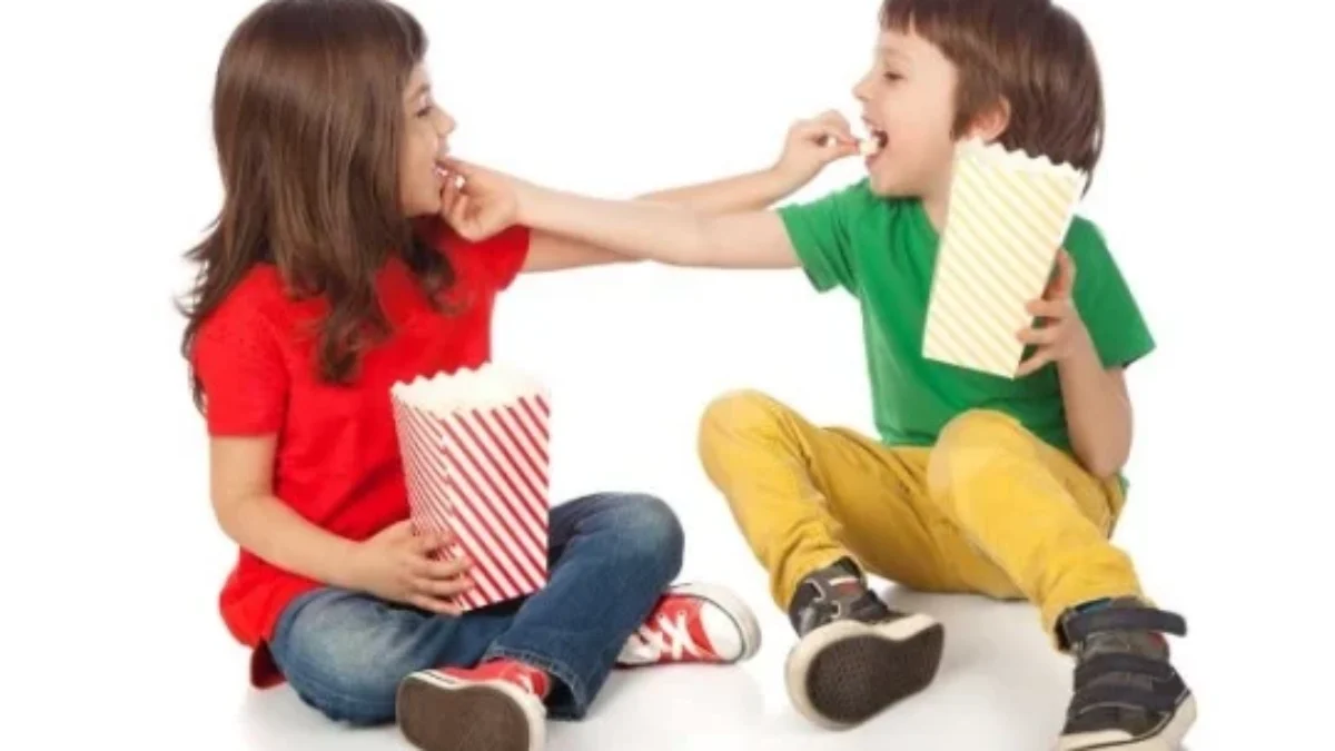 6 Tips Mendidik Anak agar Mau Berbagi yang Perlu Anda Ketahui