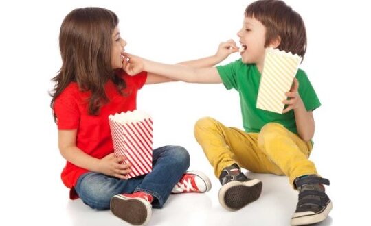 Tips Mendidik Anak agar Mau Berbagi yang Perlu Anda Ketahui