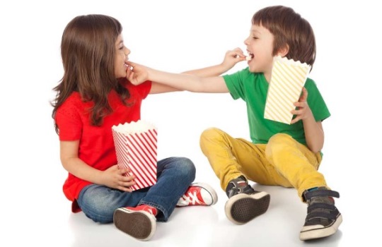 6 Tips Mendidik Anak agar Mau Berbagi yang Perlu Anda Ketahui
